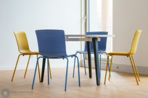 Retour sur notre installation chez BDO avec ses assises et tables, exemple d'aménagement d'espaces de travail